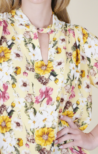 Blusa floreale con scollo morbido fantasia