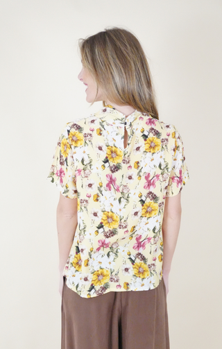 Blusa floreale con scollo morbido fantasia