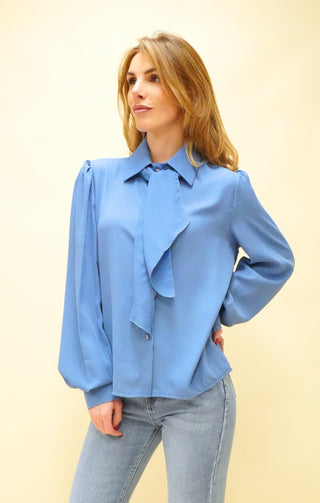 Camicia con fiocco al collo azzurro polvere