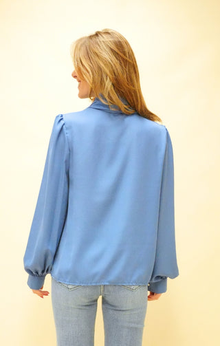 Camicia con fiocco al collo azzurro polvere