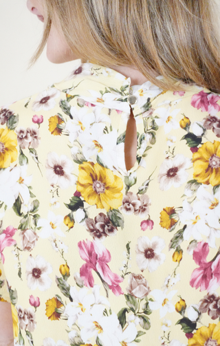 Blusa floreale con scollo morbido fantasia