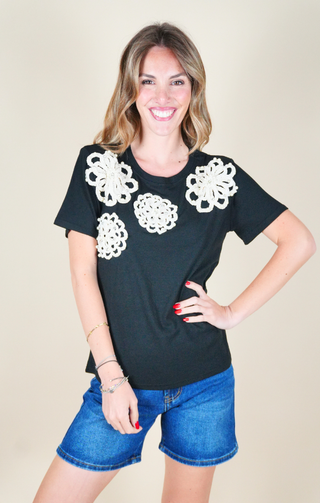 T-shirt con fiori frontali nero