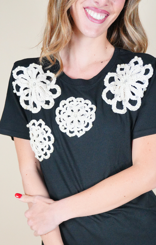 T-shirt con fiori frontali nero