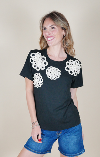 T-shirt con fiori frontali nero