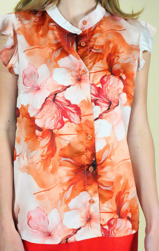 Blusa floreale con bottoni frontali