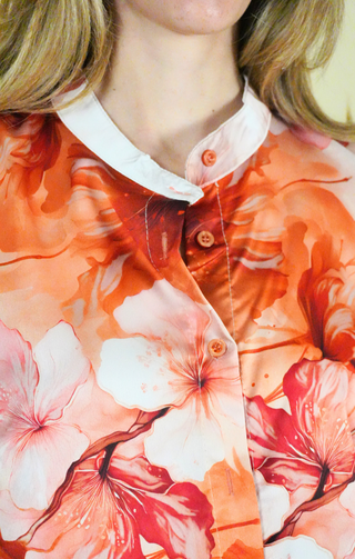 Blusa floreale con bottoni frontali