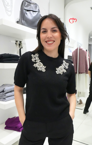 Maglioncino manica corta e applicazioni gioiello nero