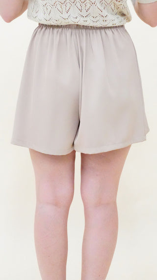 Shorts a pieghe cammello