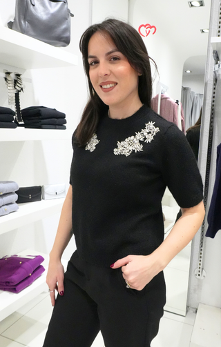 Maglioncino manica corta e applicazioni gioiello nero