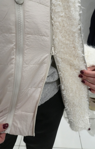 Giubbino effetto teddy con  cappuccio bianco
