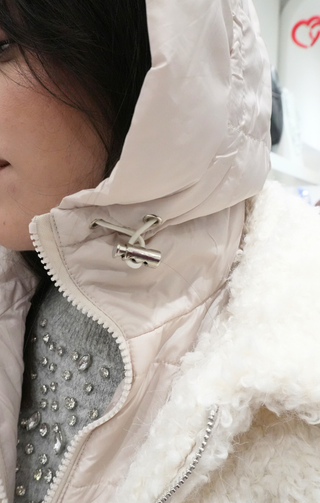 Giubbino effetto teddy con  cappuccio bianco