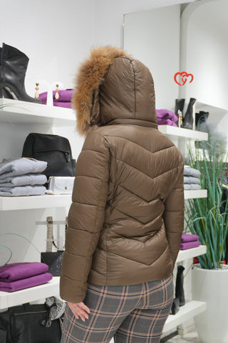 Giubbotto piumino con cappuccio e pelliccia marrone