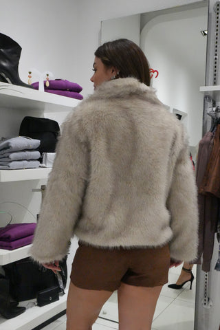 Cappotto corto in eco-pelliccia beige