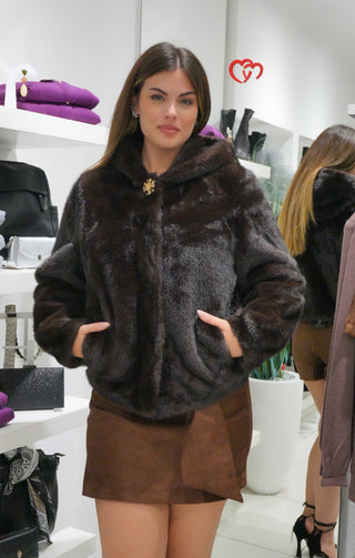 Cappotto in eco-pelliccia con dettaglio gioiello marrone