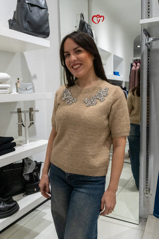 Maglioncino manica corta e applicazioni gioiello beige