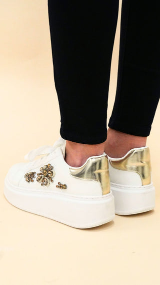 Sneakers con  dettaglio oro
