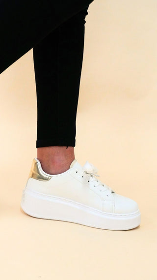 Sneakers con  dettaglio oro